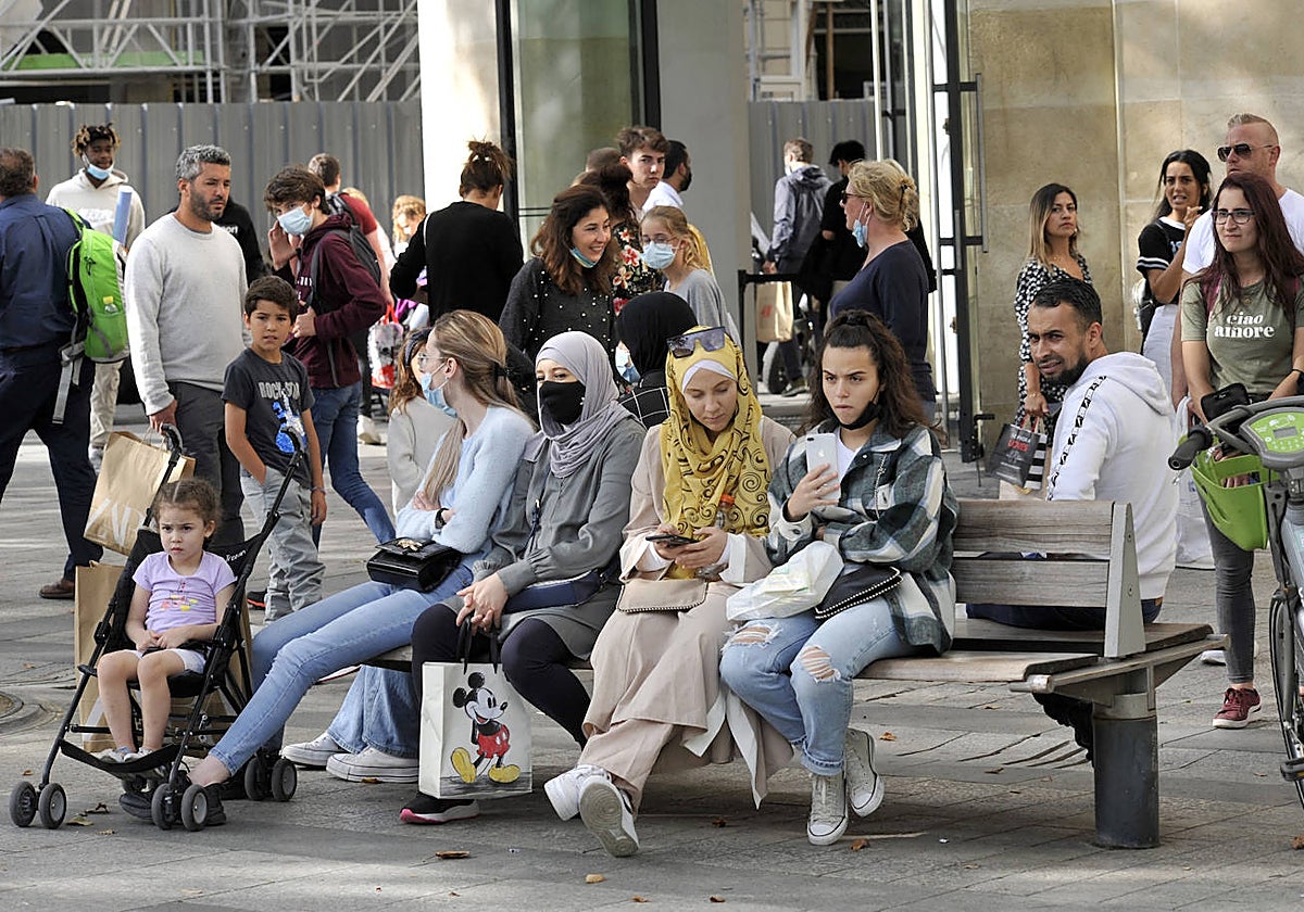 Familias de inmigrantes en los Campos Elíseos, París