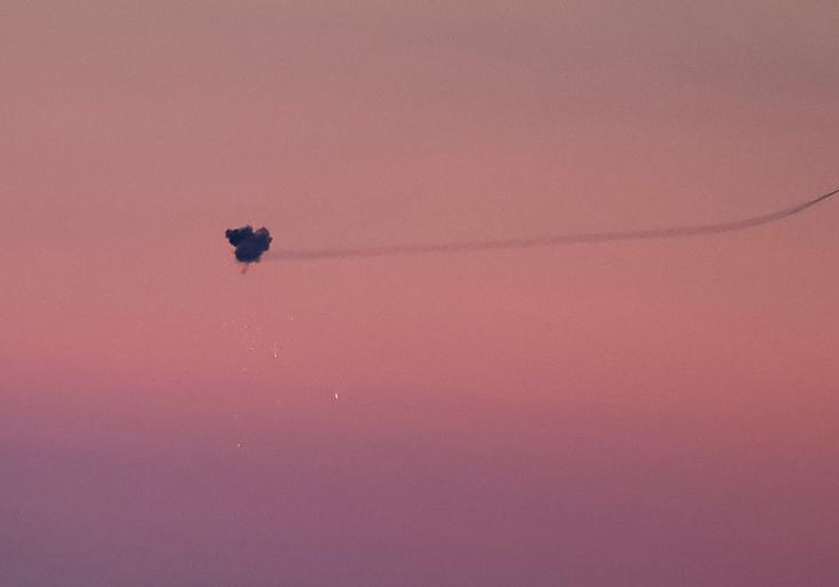 Explosión de un misil en el cielo sobre la ciudad durante un ataque con misiles rusos, en medio del ataque de Rusia a Ucrania, en Kiev