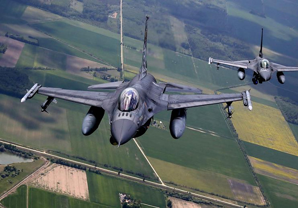 Aviones caza F-16 en vuelo/ Vídeo: Ucrania asegura haber destruido más de 35 misiles de crucero y 30 drones durante la noche