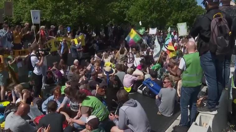 Miles de activistas climáticos bloquean una autopista en La Haya contra los combustibles fósiles