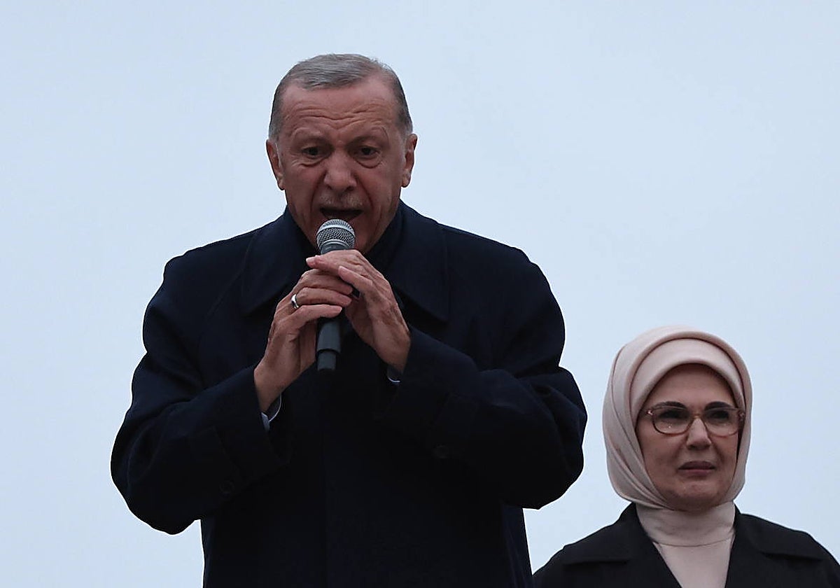 Erdogan y su esposa celebrando la victoria de las elecciones en Turquía