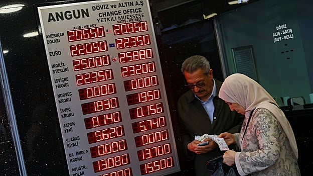Algunas personas visitan una oficina de cambio de divisas, después de que el presidente turco Tayyip Erdogan fuera declarado ganador en la segunda vuelta de las elecciones presidenciales