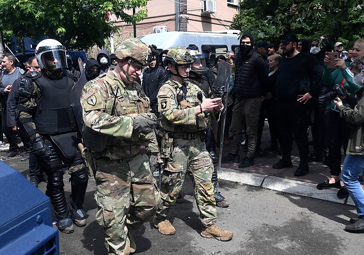 Tropas estadounidenses que forman parte de la KFOR llegan a Zvecan