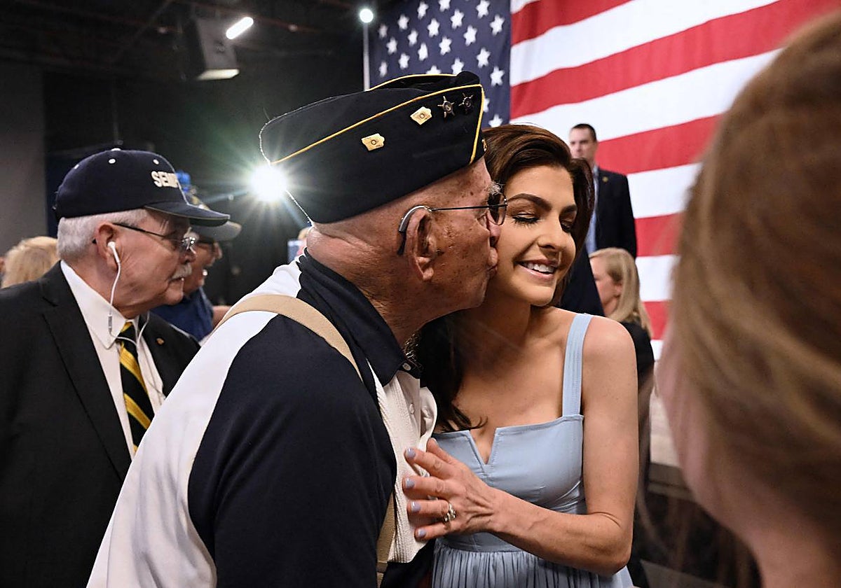 Un seguidor lanza un beso a Casey DeSantis, mucho más que la primera dama