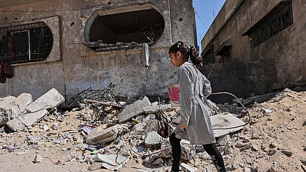 Una niña pasea por los escombros en Beit Lahia, en el norte de la Franja de Gaza