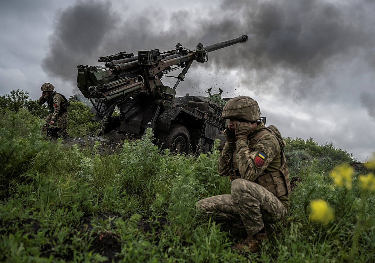 Los miembros del servicio ucranianos preparan un obús autopropulsado César para disparar contra las tropas rusas cerca de Avdiivka.