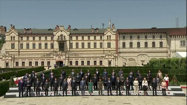 Los líderes políticos posan en la foto de familia en la Cumbre de Moldavia
