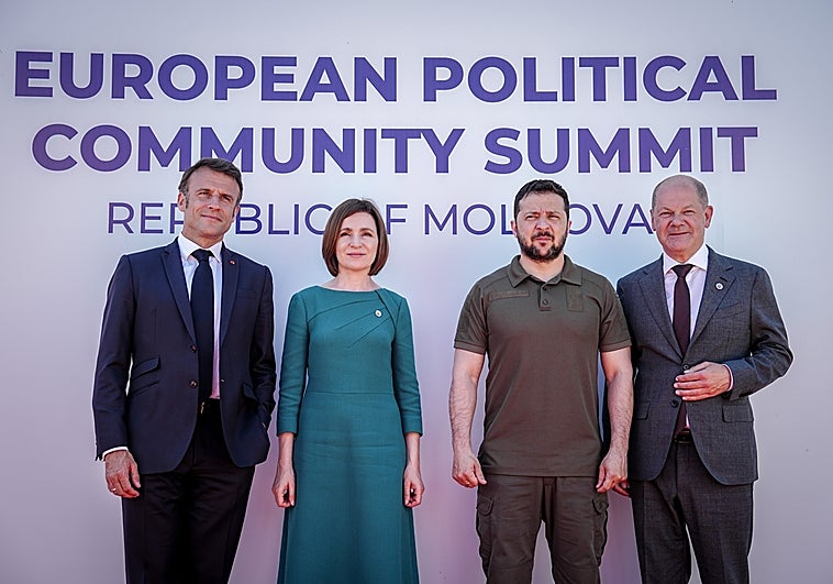 El presidente francés, Emmanuel Macron (a la izquierda);  la presidenta de Moldavia, Maia Sandu;  el presidente de Ucrania, Volodimir Zelensky;  y el canciller alemán, Olaf Scholz, asiste a la cumbre de la Comunidad Política Europea (GPE) en Bulboaca