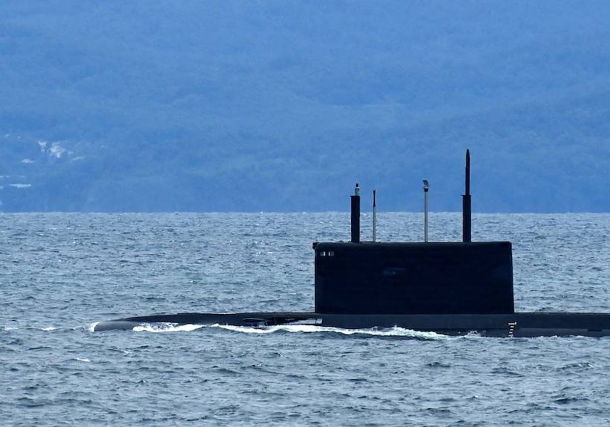Un submarino ruso participa en los ejercicios militares 'Vostok-2022' en el Golfo de Pedro el Grande del Mar de Japón, en las afueras de la ciudad de Vladivostok, en septiembre de 2022
