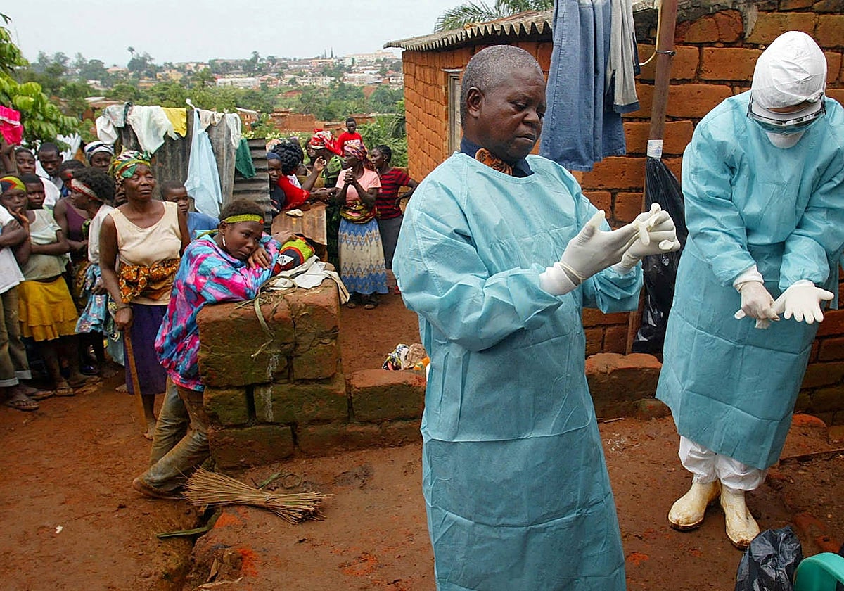 Funcionarios de la OMS examinan la casa de una presunta víctima del virus Marburg en Uige, Angola