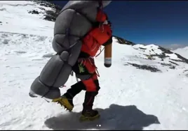 Un sherpa salva  a un escalador a punto de morir congelado al lado de la cima del Everest: «Nadie le estaba ayudando»