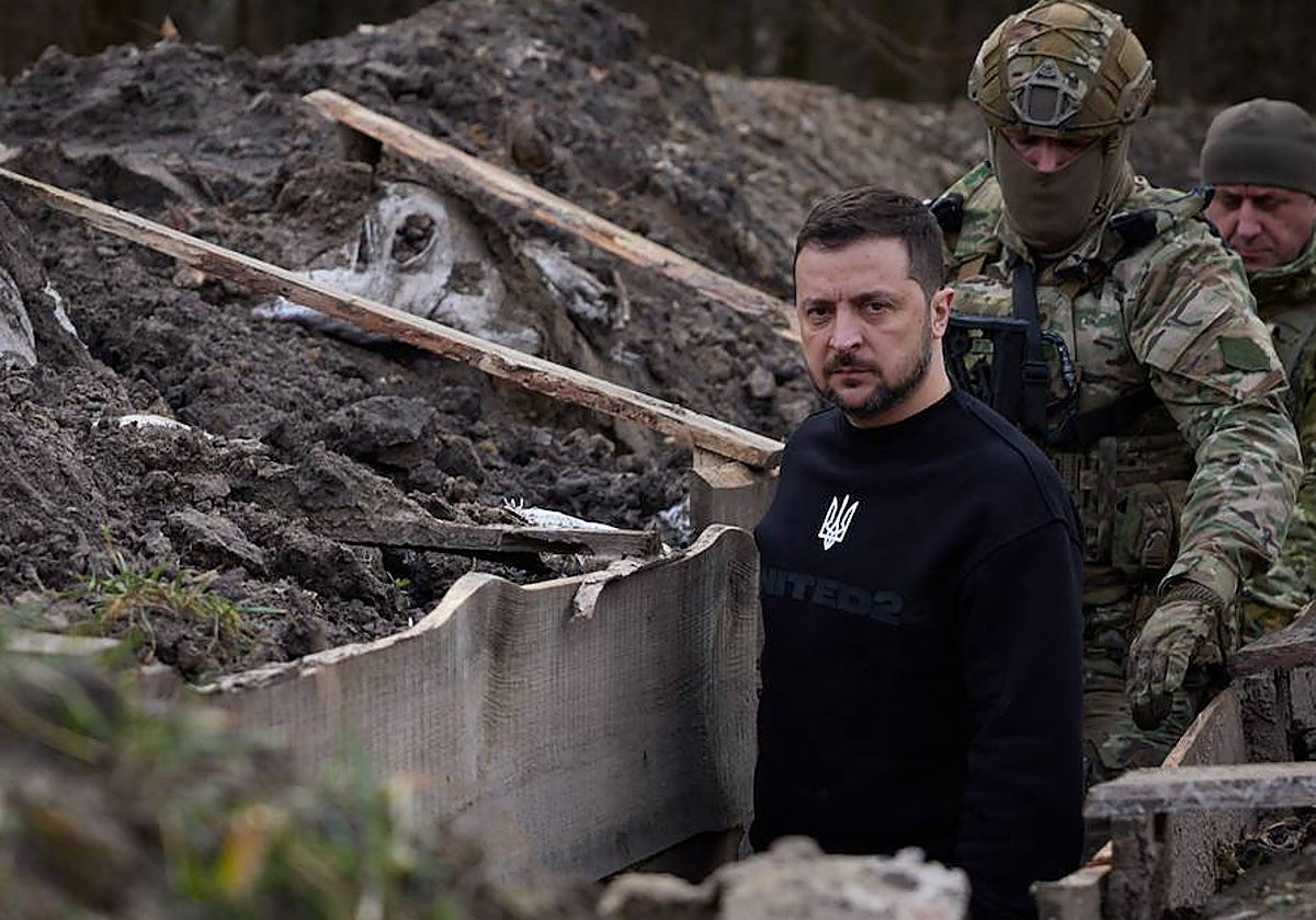 Zelenski inspecciona las trincheras en la región fronteriza de Sumy, en marzo de 2023
