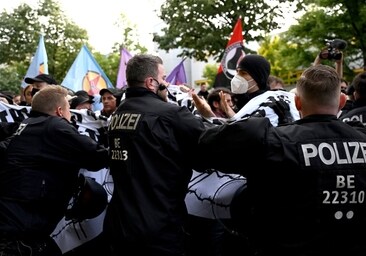La Policía alemana contiene a los manifestantes que protestan en Berlín contra la condena de Lina E.