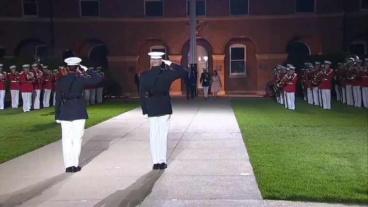 Biden saluda a miembros de la Marina estadounidense en Washington