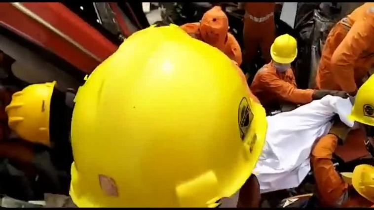 Búsqueda de supervivientes contra reloj entre los restos de los trenes siniestrados en la India