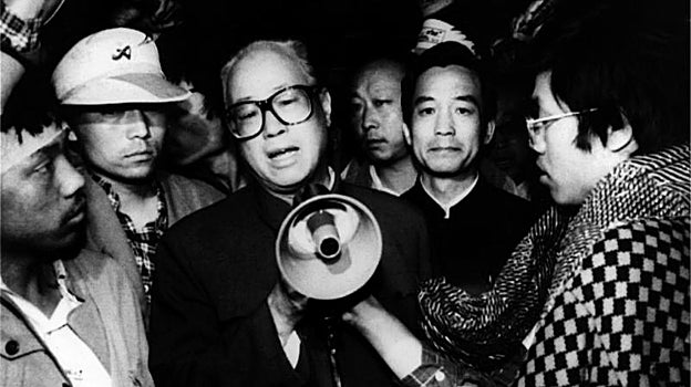 Zhao Ziyang hablando a los estudiantes concentrados en Tiananmen