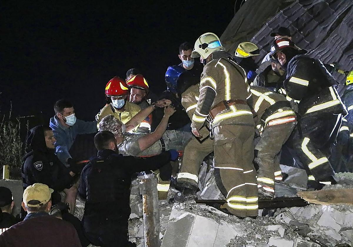 Equipos de rescate sacan víctimas de entre los escombros de un edificio bombardeado en Dnipro