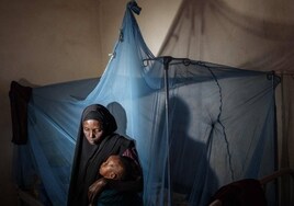 Una mujer sostiene a su hijo en Somalia, una tierra golpeada por las hambrunas