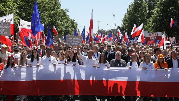 Tusk y Walesa lideran una multitudinaria manifestación para exigir «una Polonia democrática y europea»