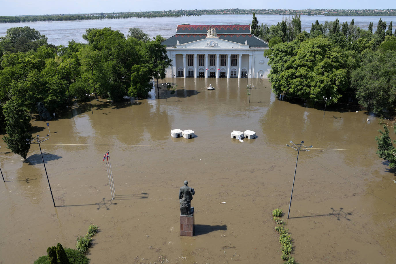 Vista panorámica de la inundación causada por un ataque a la represa, en la imagen se aprecia la Casa de Cultura en Nova Kakhovka