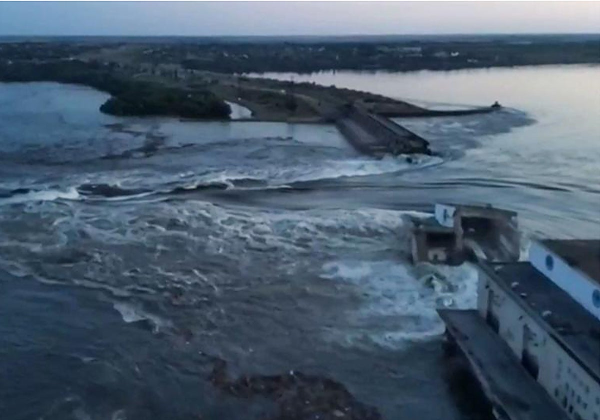 Vista aérea de la presa de la central hidroeléctrica de Kajjvka después de que fuera parcialmente destruida