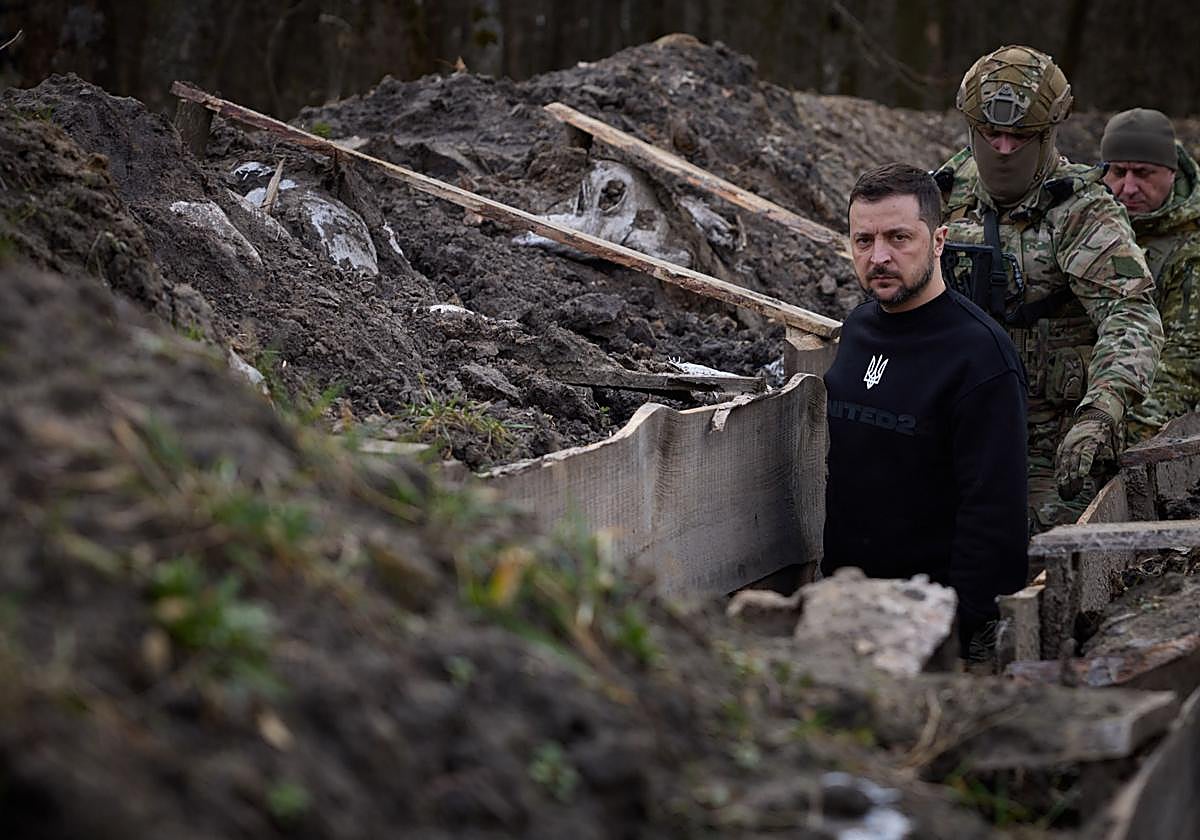 Volodimir Zelenski, presidente de Ucrania, inspeccionando una de las fronteras en la región de Sumy