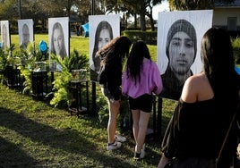 Enjuician  a un expolicía por no intervenir para detener al autor de la matanza en la escuela Parkland en EE.UU.