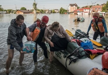 Los rescatistas evacuan a los habitantes de una zona inundada tras la rotura de la presa de Nova Kakhovka