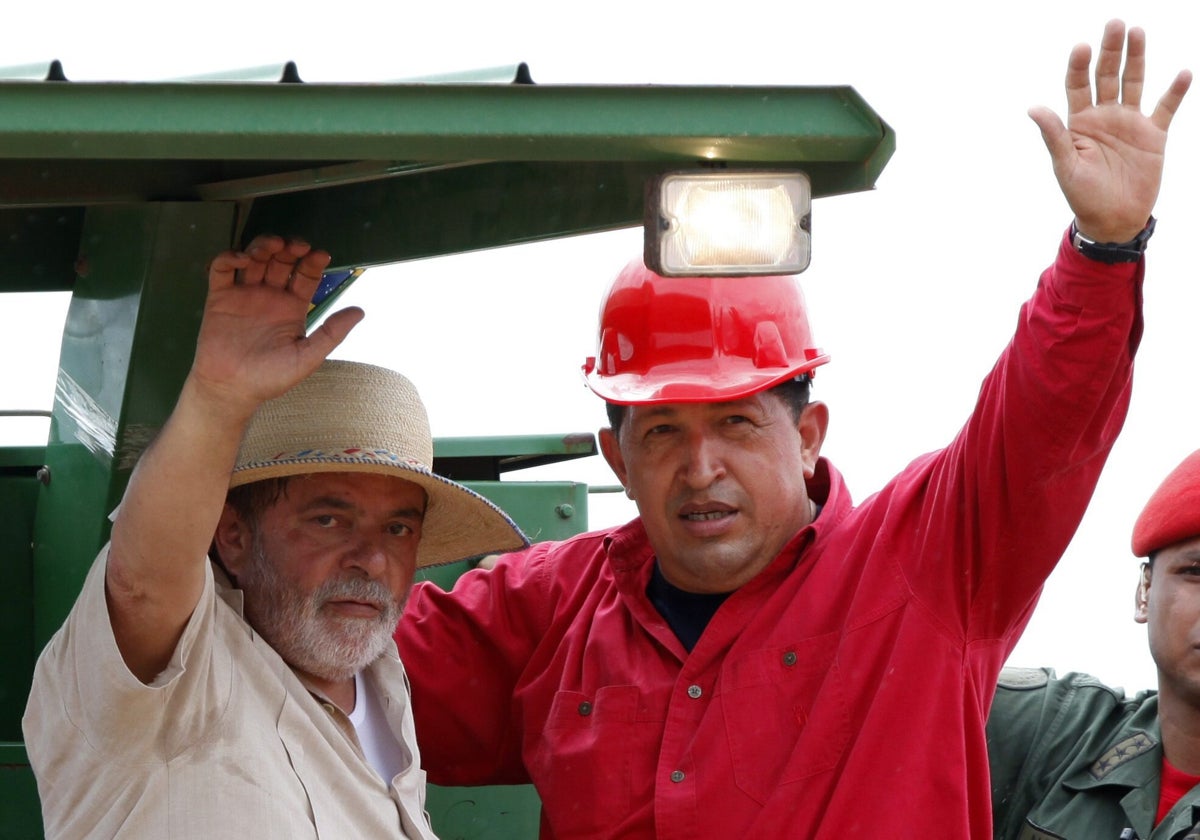 El presidente brasileño Luiz Inácio Lula Da Silva (i), con ugo Chavez en 2009 (
