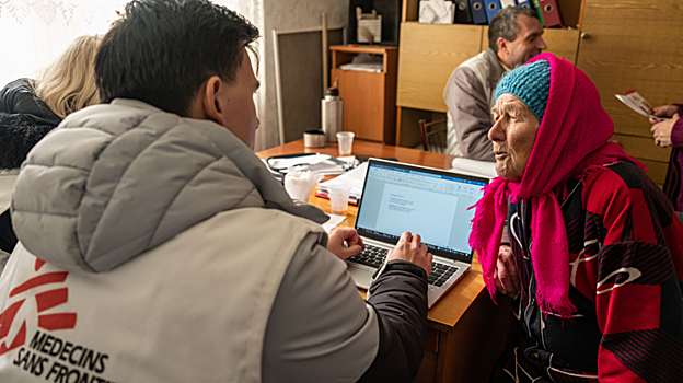 Consulta con médicos de MSF en la ciudad de Pervomaiske, en la región de Mykolaiv.