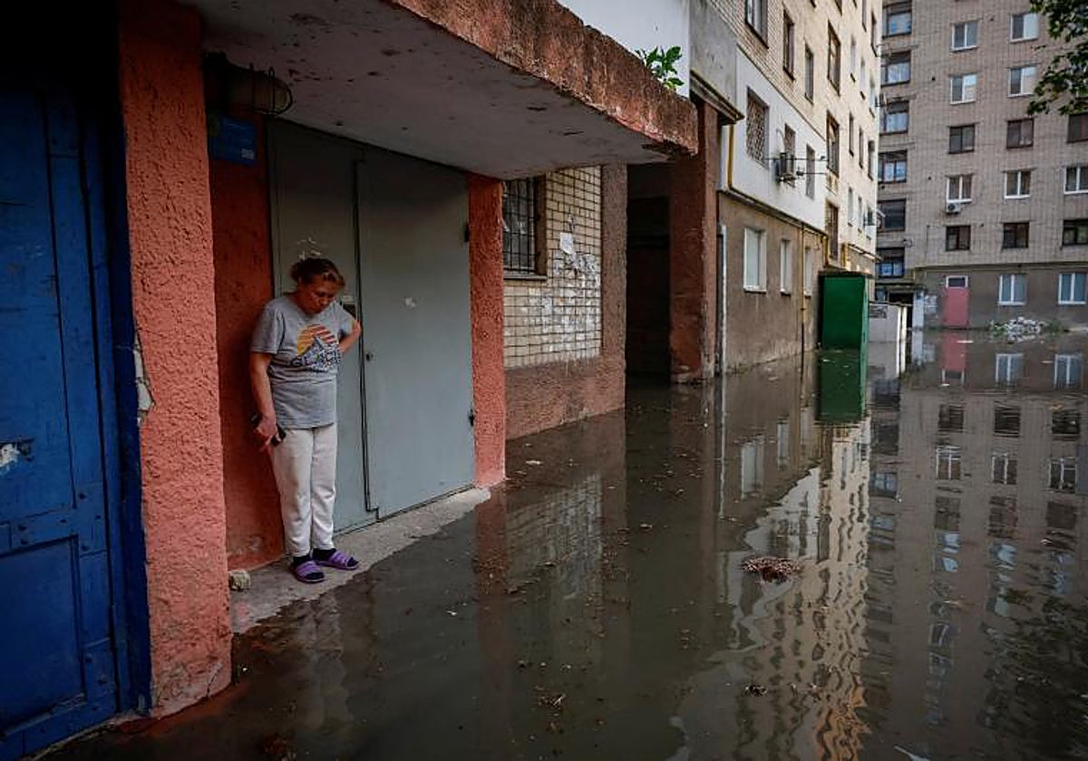 Una vecina de Jersón, a la entrada de su casa en una calle inundada, después de que se rompiera la represa de Nova Kajovka