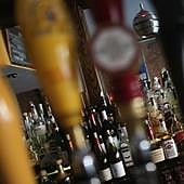 Rusia retira más de 70.000 litros de alcohol adulterado tras la muerte de más de 30 personas