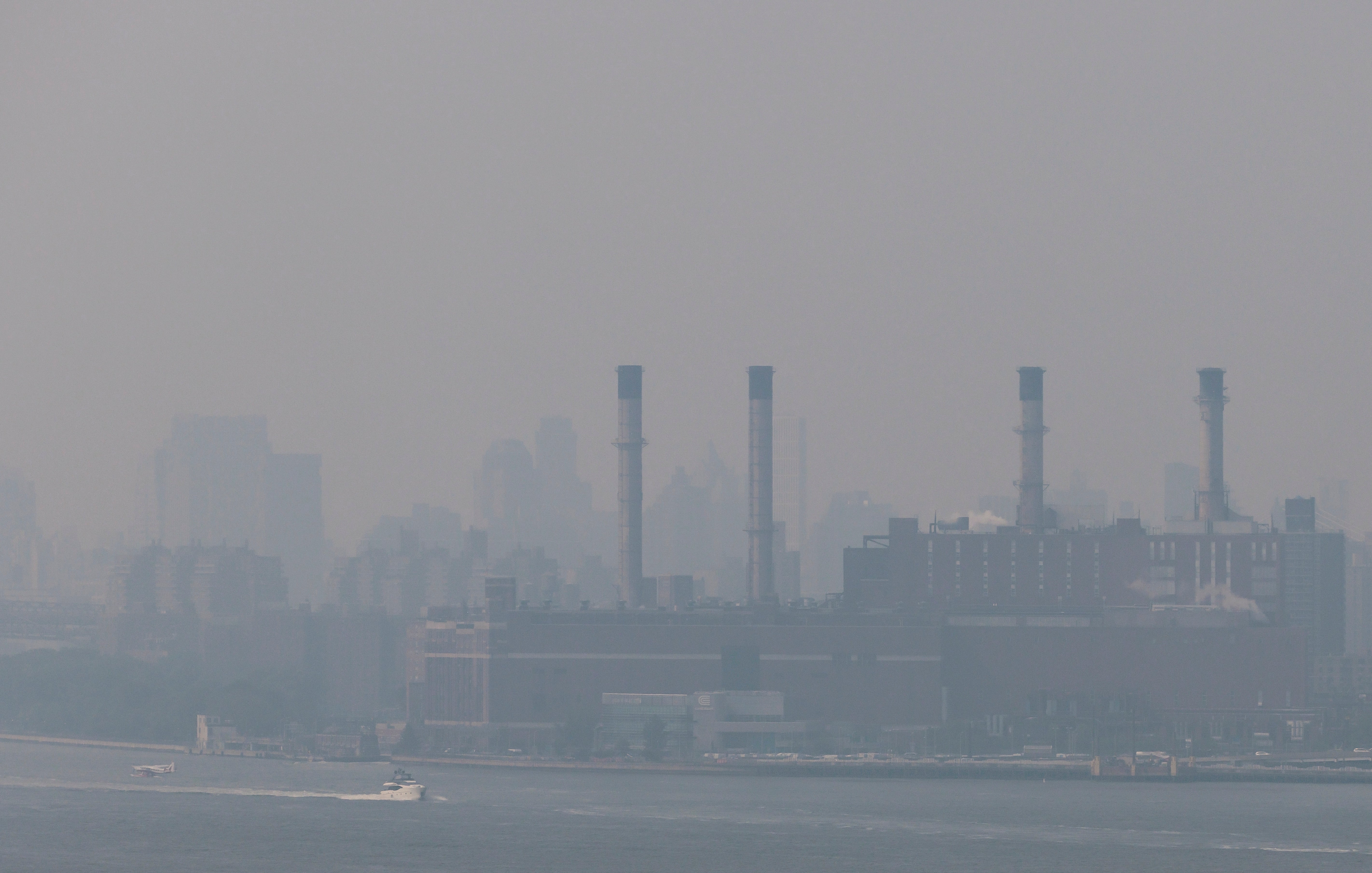 Barcos entre las brumas del East River 