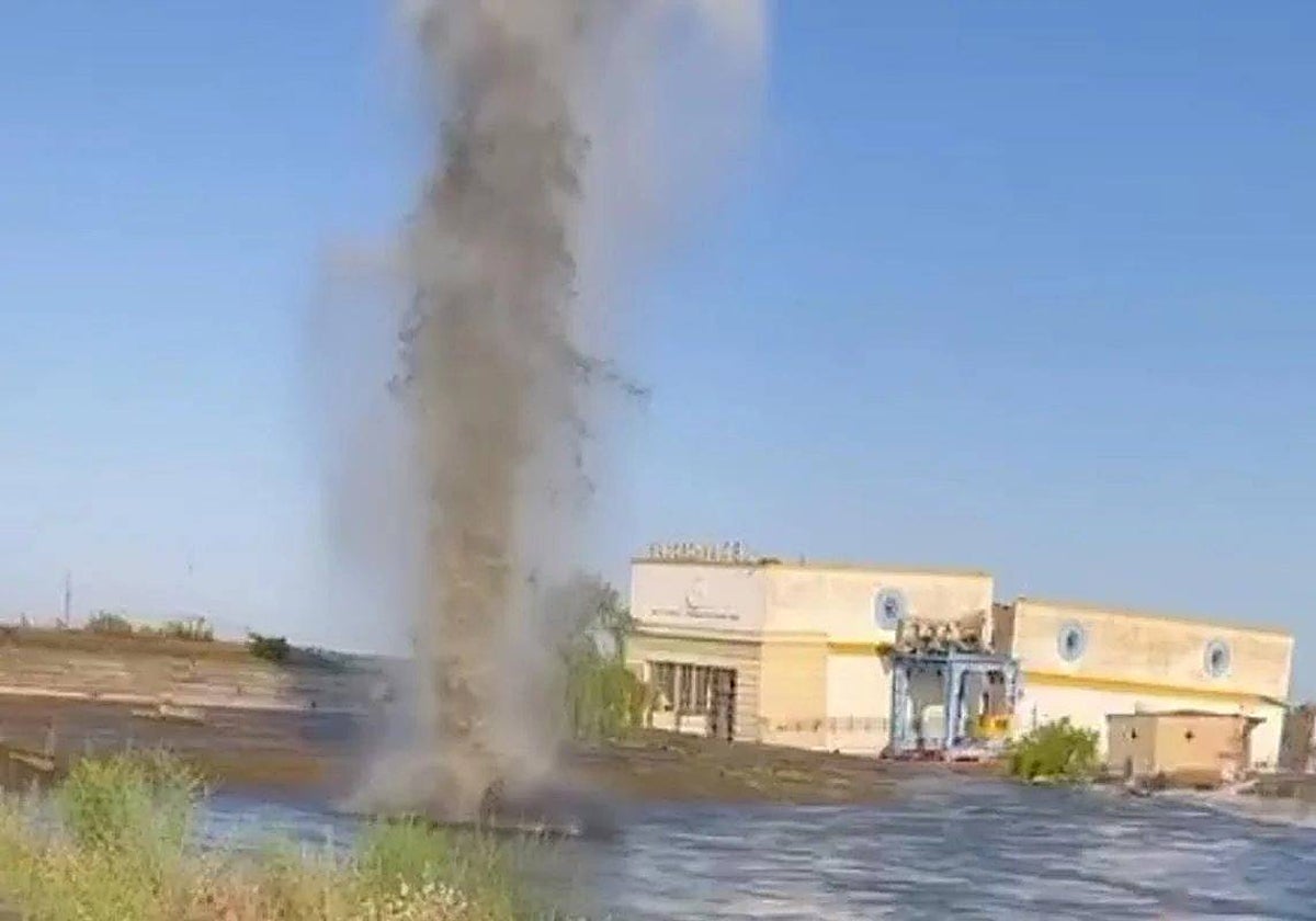 Vista de una explosión inundada de Jersón