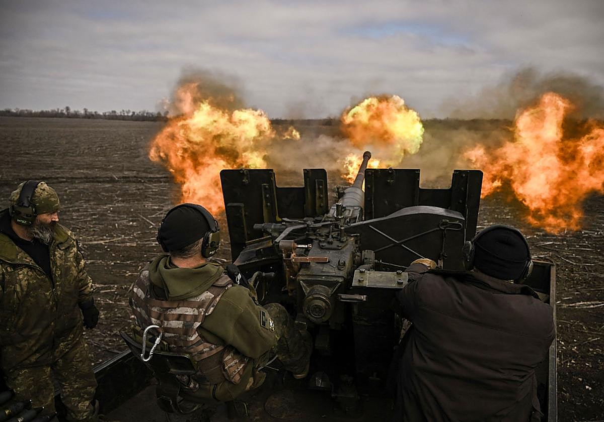 Bombardeos detrás del puente Antonivski, destruido en la región de Jerson