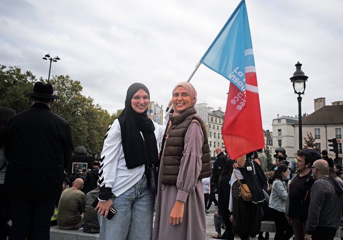 Mujeres musulmanas enarbolando la bandera del LFI