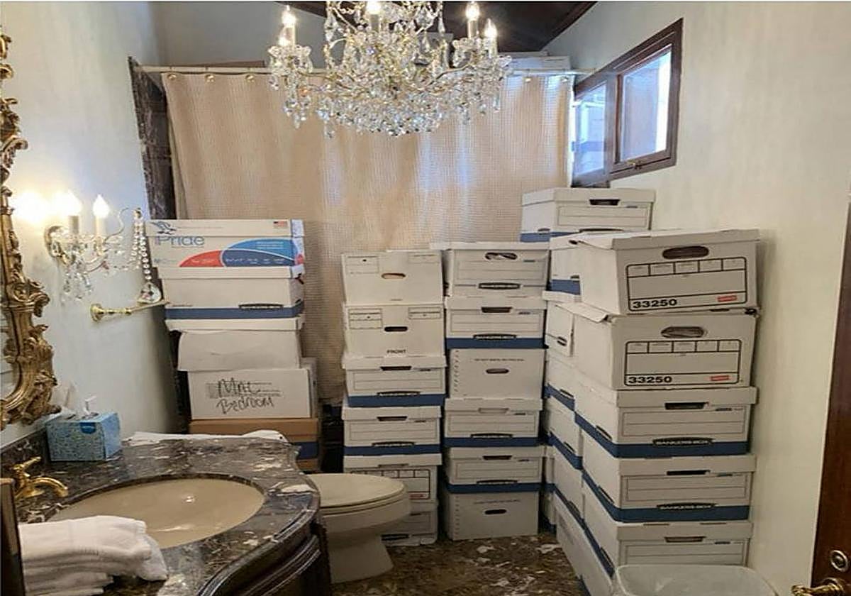 El Tribunal Federal de Distrito del Distrito Sur de Florida, adjunta como evidencia esta foto de cajas en un baño supuestamente en el Lake Room en Mar-a-Lago, el ex club privado de presidentes