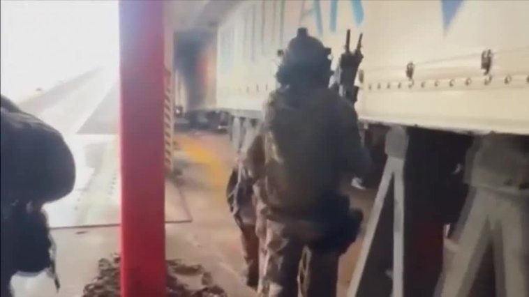 El ejército italiano recupera el control de un barco turco atacado por polizones armados