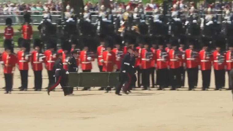 Tres soldados británicos se desmayan por el calor durante los ensayos de un desfile en Londres