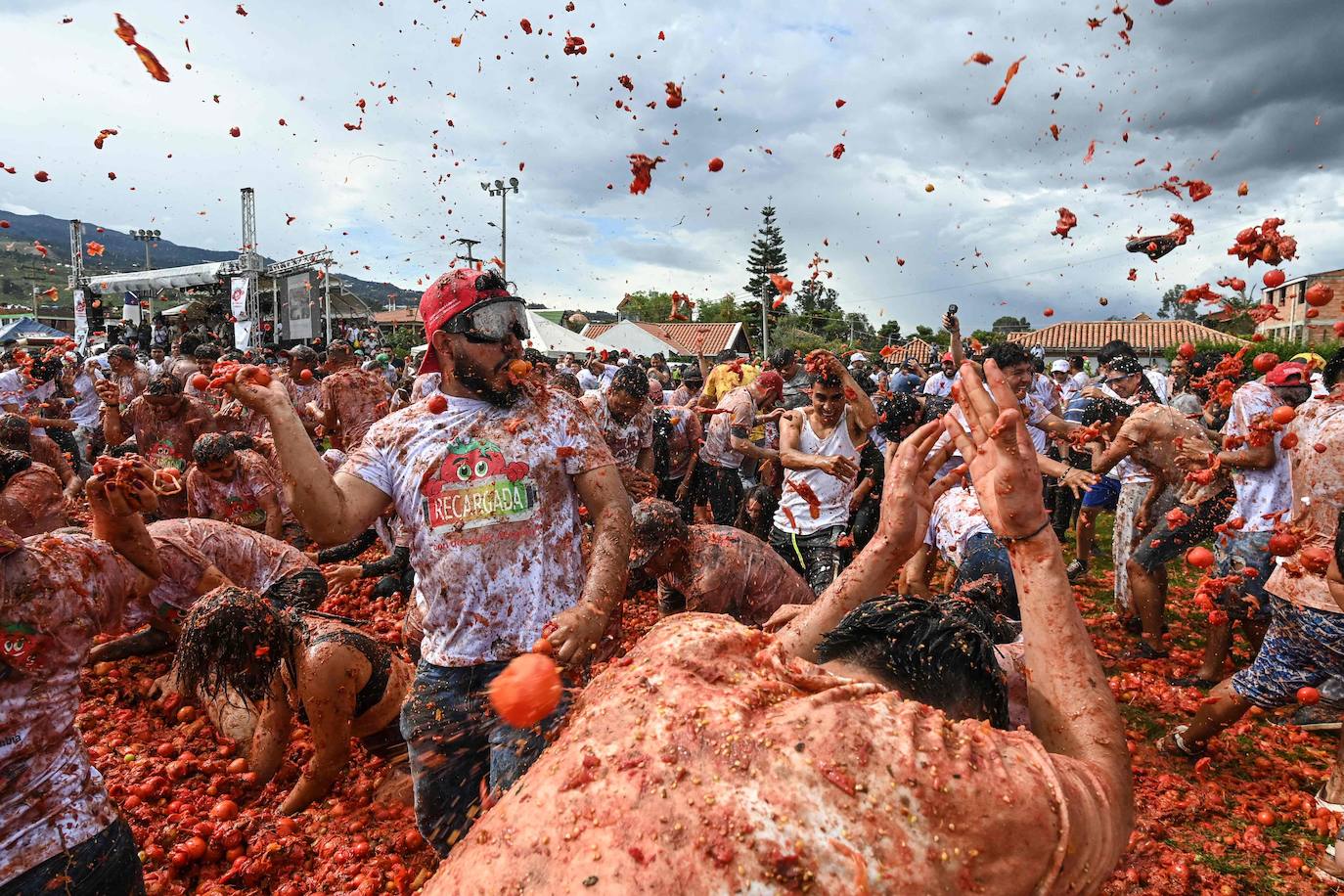 La gente participa en el décimo Festival Anual de Lucha del Tomate, conocido como «Tomatina», en Sutamarchán (Colombia)