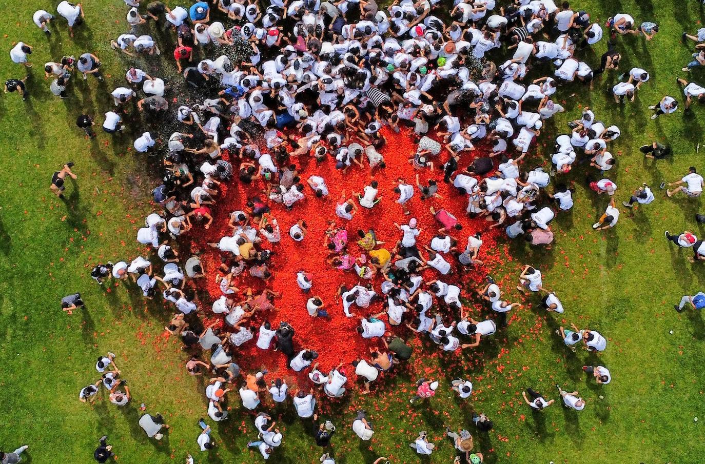 Vista aérea de las personas que participan en el décimo Festival de Lucha del Tomate, conocido como «Tomatina», en Boyacá, Colombia