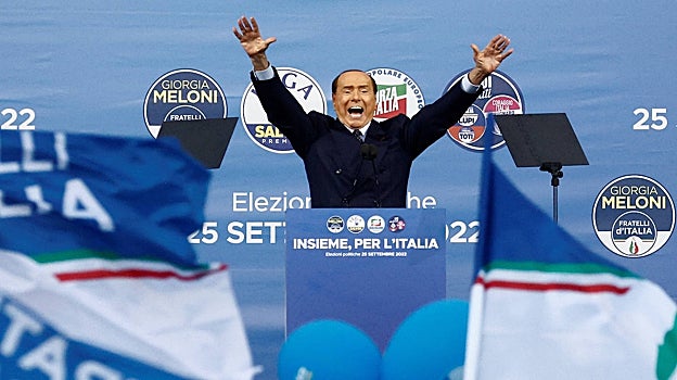 Silvio Berlusconi durante el evento de clausura de la campaña electoral en la Piazza del Popolo, antes de las elecciones generales de 2022