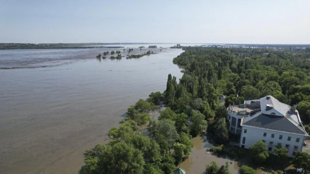 Captura aérea tras la destrucción de la presa de Kajovka