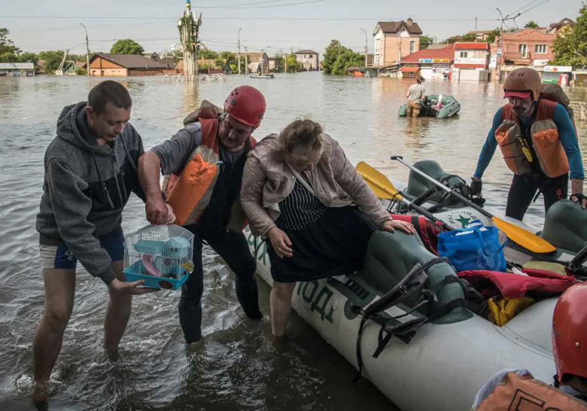Una mujer sube a una lancha en Jersón tras las graves inundaciones.