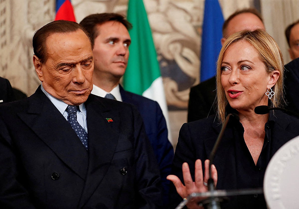 Silvio Berlusconi y Giorgia Meloni, juntas tras conocer los resultados de las elecciones de octubre de 2022