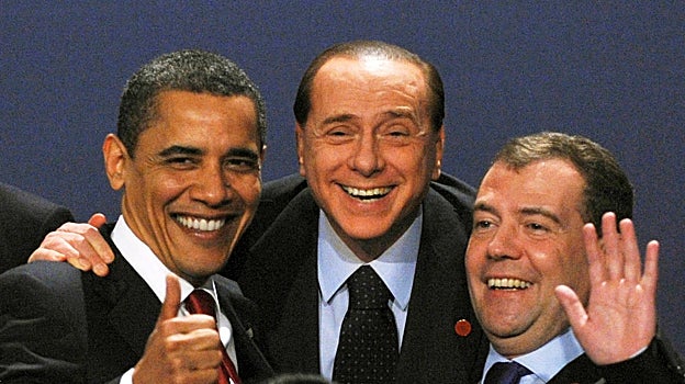 El entonces presidente de Estados Unidos, Barack Obama, se ríe con el primer ministro de Italia, Silvio Berlusconi, y el presidente de Rusia, Dmitry Medvedev, mientras posan para una fotografía familiar en la cumbre del G20 en el centro ExCel, en el este de Londres, Gran Bretaña, el 2 de abril de 2009