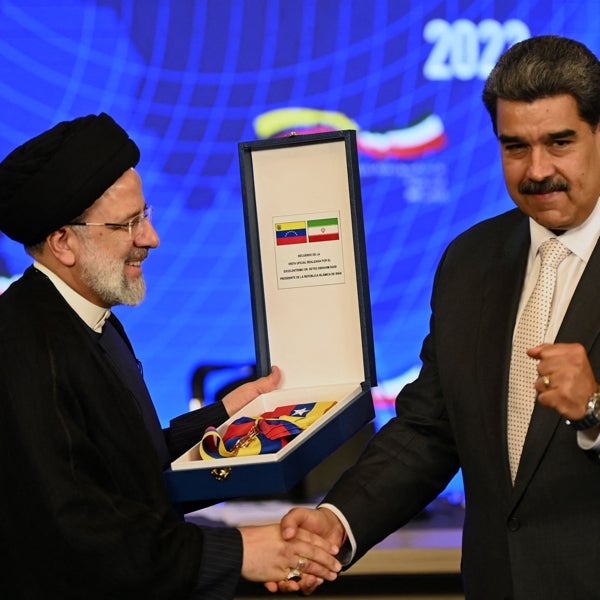Maduro firma con el Gobierno de Irán unos acuerdos petroleros opacos pese a las sanciones
