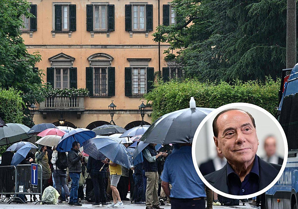 Periodistas y admiradores de Silvio Berlusconi permanecen a las afueras de Villa San Martino