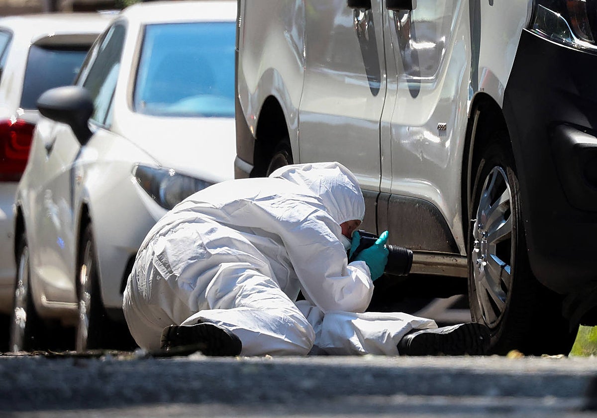 Un forense de la policía estudia el vehículo en el que se fugó el sospechoso