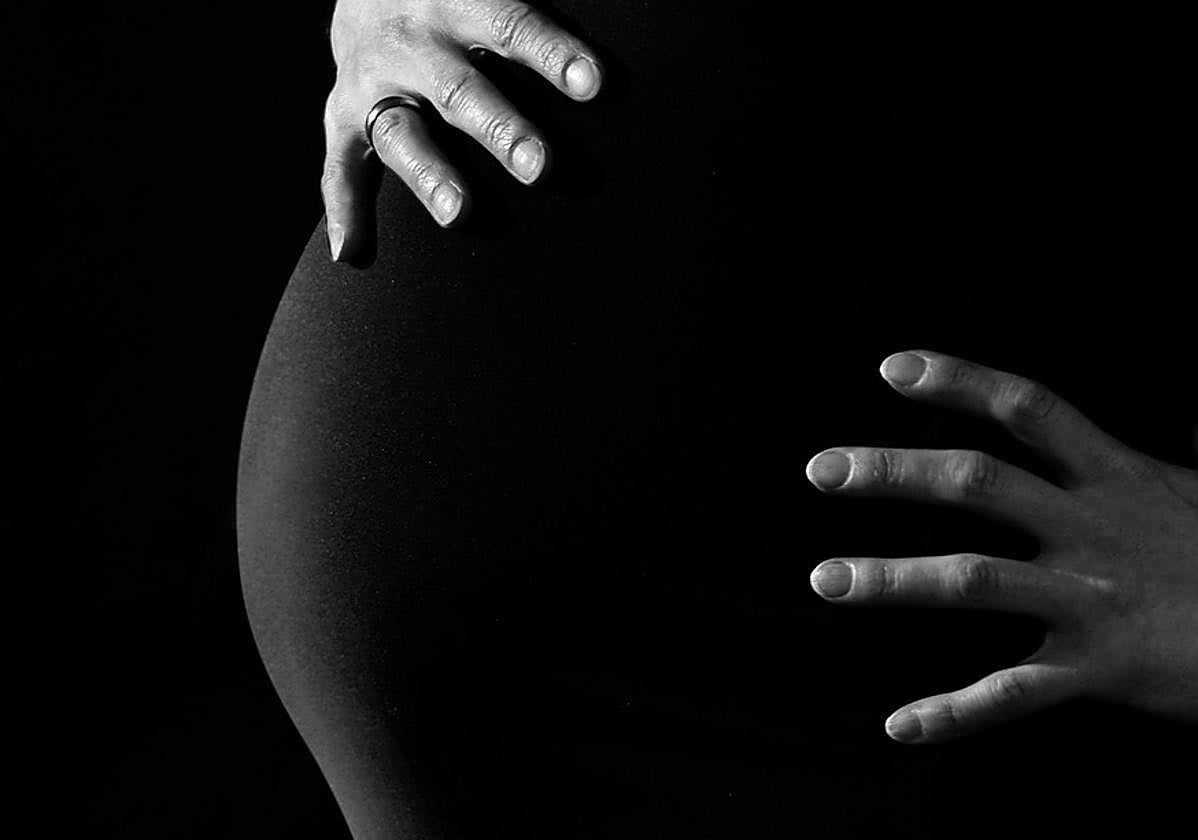 Imagen de archivo de una mujer embarazada